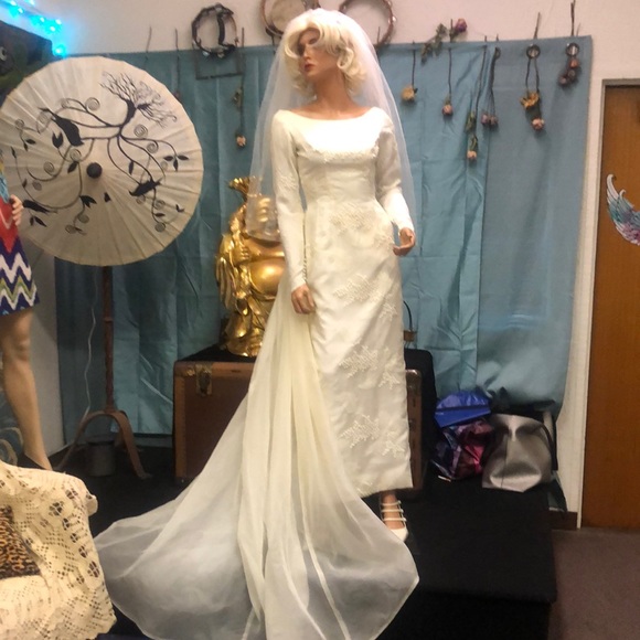 VINTAGE BRIDAL CREATIONS Dresses & Skirts - VINTAGE BRIDAL ORIGINALS SLIM DRESS NON DETACHABLE TRAIN ZIPPER BACK BUTTONS 4